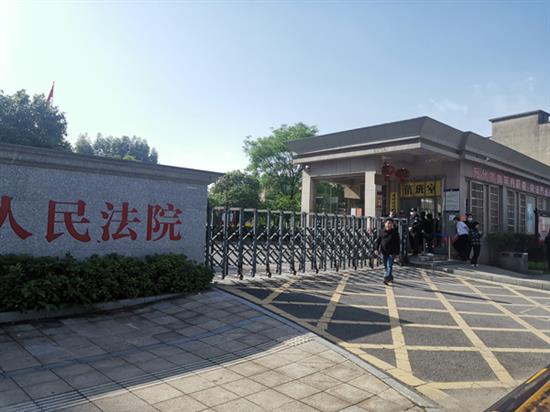 4月30日，衡阳县人民法院门口。